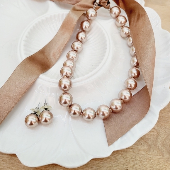 Vintage faux pearls with ribbon tie and matching pearl earrings - Picture 2 of 11